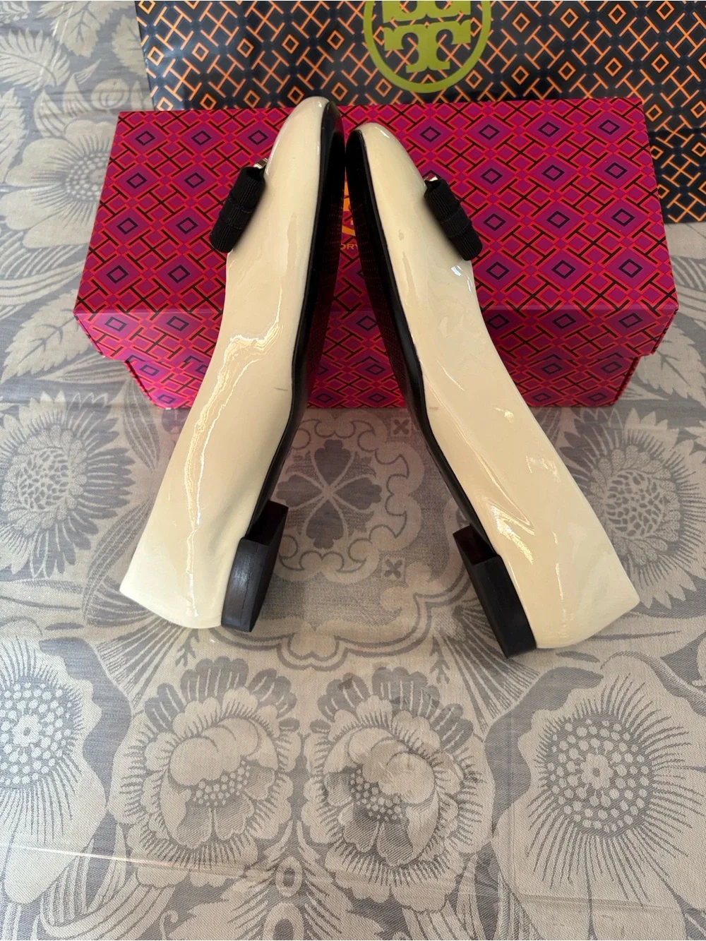 Tory Burch Bleach/Black Gemini Link Bow low heel.
